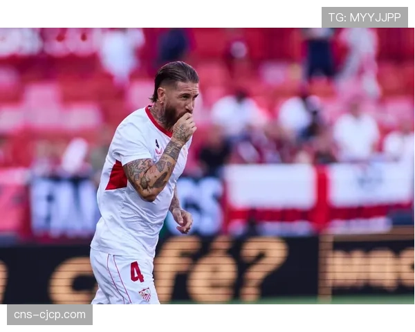 特写：塞维利亚老将拉莫斯在最后时刻头球解围后，大声指挥队友保持阵型